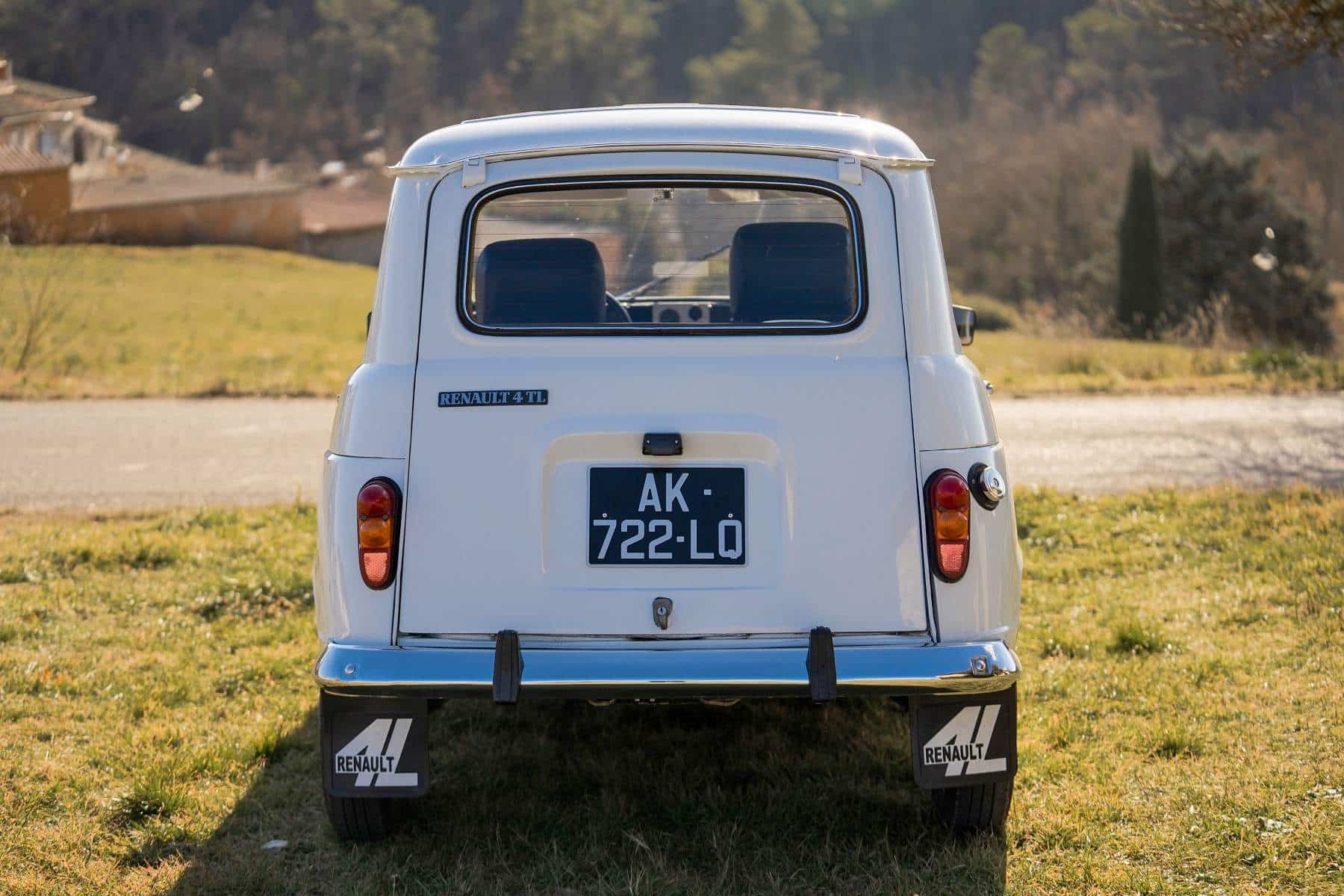 Rétro Balades Location Renault 4L
					